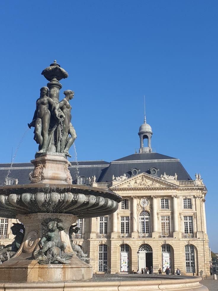La place de la Bourse et la fontaine des Trois Grâces sous un ciel bleu, à Bordeaux