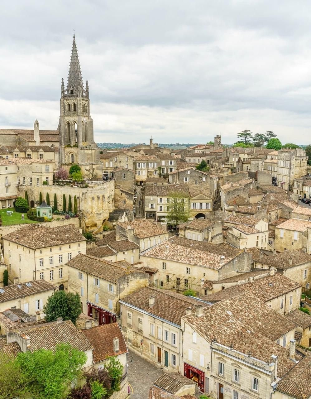 Les toits de tuiles et le clocher de l’église monolithe de Saint-Émilion